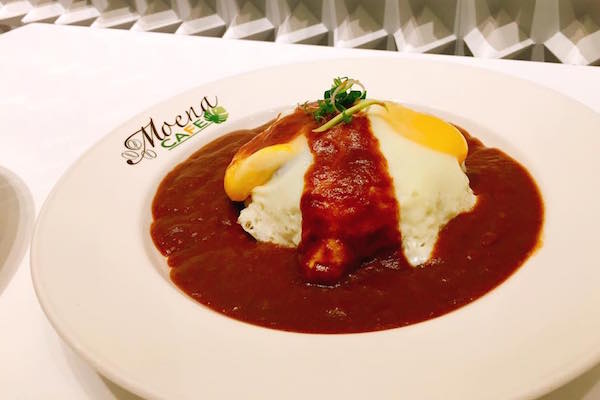 Loco Moco結合了米飯、特製燉豬肉與日式肉醬，是夏威夷傳統家常菜色。（圖片來源／Moena Cafe）