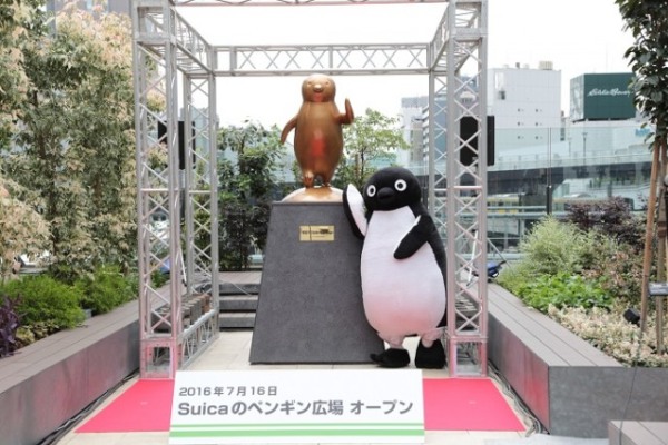 Suica上面的的可愛企鵝吉祥物，化身銅像佇立在新宿車站旁的「Suica企鵝廣場」。（圖片來源／shinjuku.keizai）