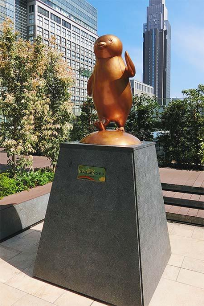 要和澀谷車站的八公犬銅像一樣，成為民眾在新宿車站的約會新地標。（圖片來源／railf）