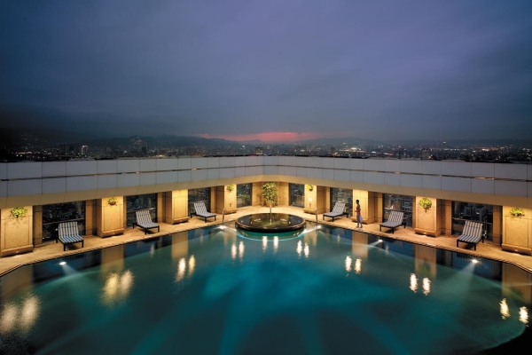 香格里拉遠東國際大飯店游泳池位在43樓。（圖片來源／香格里拉遠東國際大飯店）