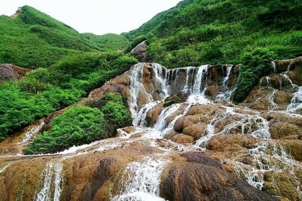 黃金瀑布是由地下伏流湧出地面形成。（圖片來源／New Taipei City Travel）