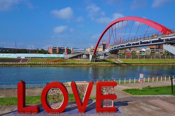 河濱公園的LOVE大型裝置藝術。（圖片來源／臺北市政府工務局水利工程處）