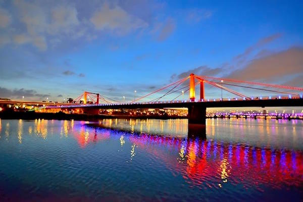 可遠眺新北大橋光雕美景。（圖片來源／新北市政府交通局）