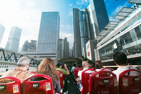 遊客可以搭乘雙層巴士體驗城市風貌及河港城市風光之美，圖為香港雙層觀光巴士。（圖片來源／tnttour）