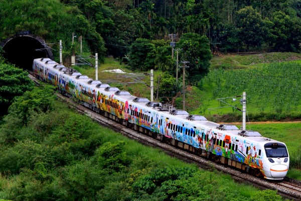 慶祝父親節 Hello Kitty彩繪列車阿里山森旅行