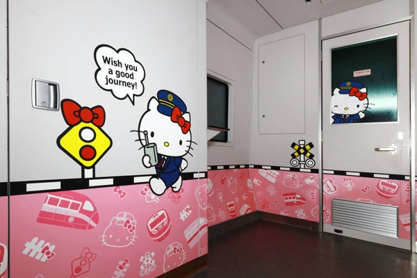 車廂內部全都巧妙見到Hello Kitty的身影。（圖片來源／臺灣鐵路管理局）