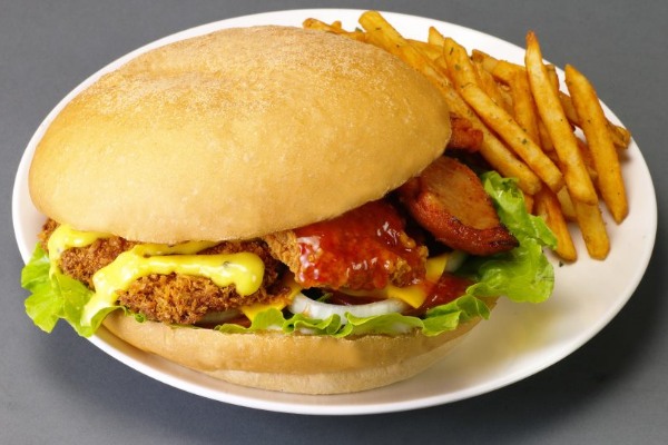 Huge Burger推出比一個人臉還要大的巨無霸漢堡。（圖片來源／Huge Burger）