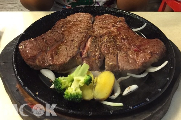 35盎司的巨無霸牛排可以盡情享受大口吃肉的樂趣。（攝影／MOOK景點家陳致宇）