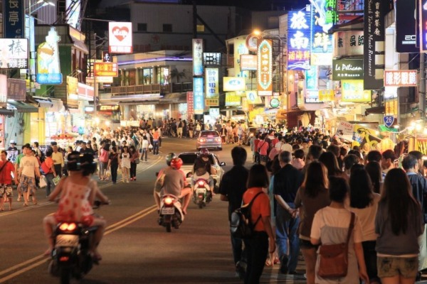 墾丁大街有各式各樣的特色餐廳，彷彿不夜城一般相當熱鬧。（圖片來源／屏東觀光旅遊網）