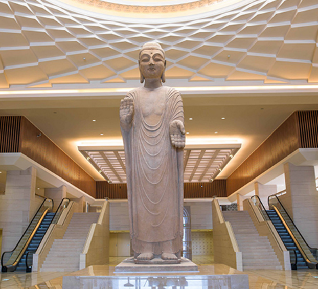 中台世界博物館大廳，莊嚴高聳佛像座落，讓觀者為之震懾。（圖片來源／中台世界博物館）
