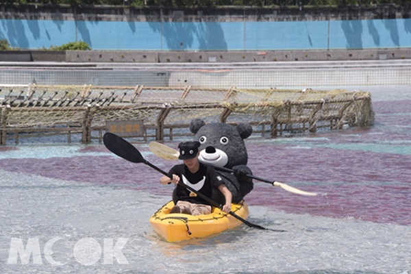 世大運宣傳大使「熊讚」，親自下水划獨木舟，啟動「台北河岸童樂會」（圖片提供／臺北市政府觀光傳播局）