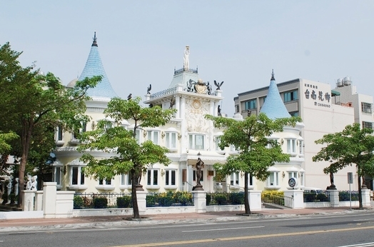 台南移民署座落於臺南市中西區的烏橋公園中，非常醒目（圖片來源／中華民國內政部移民署）