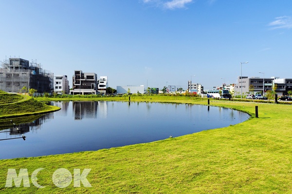 湖面旁的廣大綠地，成為民眾散步休憩的好場所。（攝影／MOOK景點家kyan）