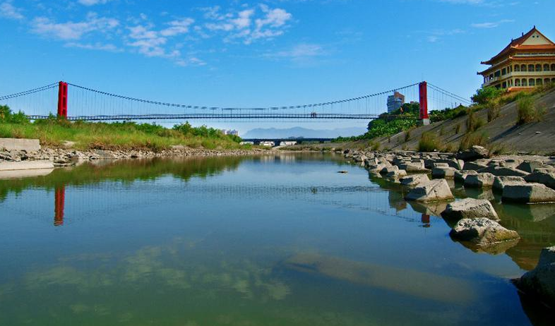 為了當地居民交通方便，而興建的行嘉吊橋，也成為嘉義的重要景點。(圖片來源／嘉義市觀光局）