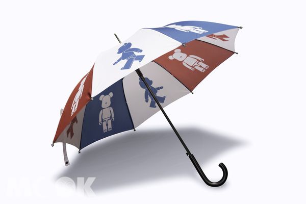 時尚的限量插畫雨傘。（圖片提供／海港城）