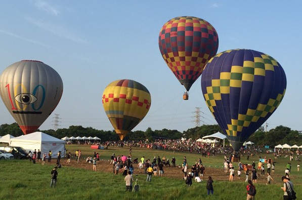 青青草原熱氣球體驗活動，熱氣球繽紛升空景象。(圖片來源／新竹市政府)