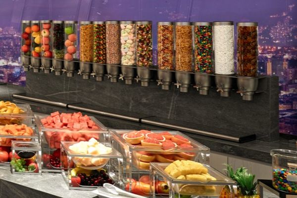 甜點餐櫃種類繁多提供豐富選擇。(圖片來源／50樓Cafe)