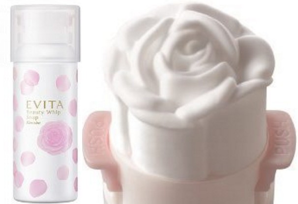 玫瑰花樣的泡沫，使得這個洗臉新產品備受注目。(圖片來源／Kanebo)