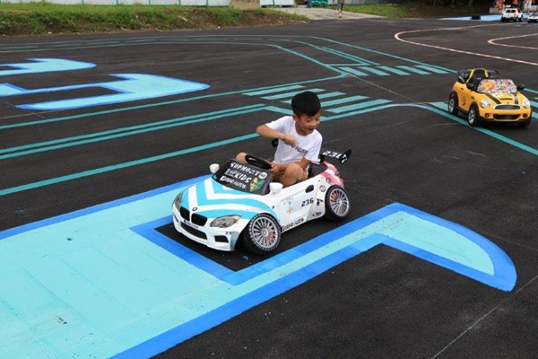 新北市河濱公園提供孩童廣大場地玩兒童電動車。(圖片來源／新北市政府水利局）