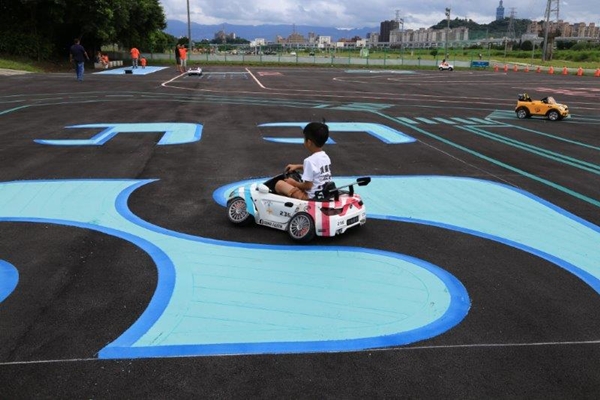 兒童電動車遊戲場設有S型彎道，讓孩童可以做不同體驗(圖片來源／新北市政府水利局）