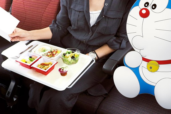 日本航空哆啦A夢彩繪機特設網站可看到哆啦A夢在機上各種場景。(圖片來源／日本航空)
