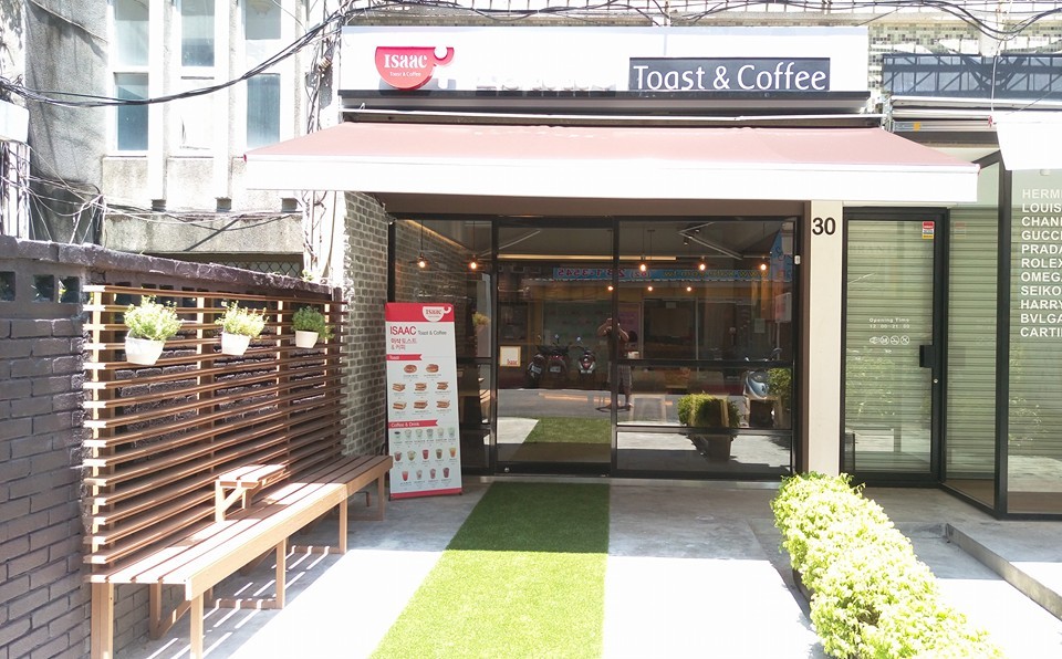 Isaac Toast & Coffee 台北總店外觀。(圖片來源／Isaac Toast & Coffee)