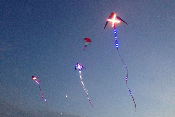 夜間LED風箏為夜空帶來不一樣的風光。(圖片來源／新竹市政府)
