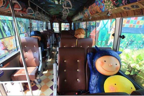 宜蘭市推出幾米觀光巴士，從車身到內裝有完整的彩繪、裝置藝術。(圖片來源／宜蘭幸福轉運站)