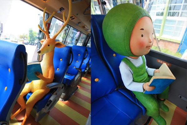 宜蘭幾米觀光巴士內裝一樣充滿童趣，幾米繪本中的人物陪乘客一同搭乘。(圖片來源／宜蘭幸福轉運站)