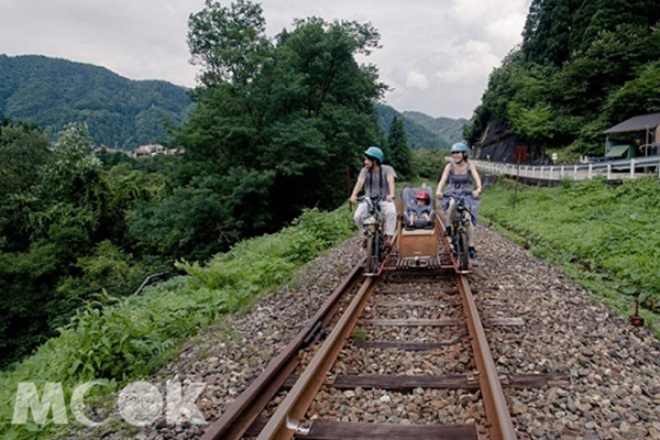 高山超人氣的鐵道單車。（圖片提供／ Hotels.com）