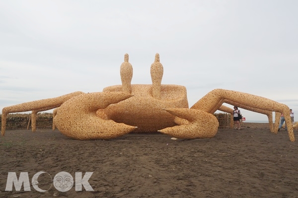 展現竹編藝術之美！１２公尺的大螃蟹「多謝多蟹」在海邊感謝人們善待海洋！。(攝影／MOOK景點家張盈盈)