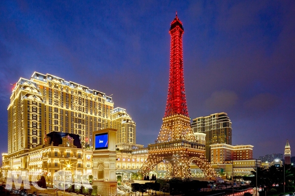澳門巴黎人及金紅色燈光的巴黎鐵塔閃耀金光大道上空，成為澳門新地標。（圖片提供／澳門巴黎人度假村）