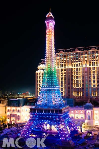 澳門巴黎人度假村的澳門巴黎鐵塔可變換燈光，讓夜晚炫目多彩。（圖片提供／澳門巴黎人度假村）