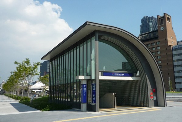 なにわ橋駅出入口出自安藤忠雄設計。(圖片來源／ja.wikipedia)
