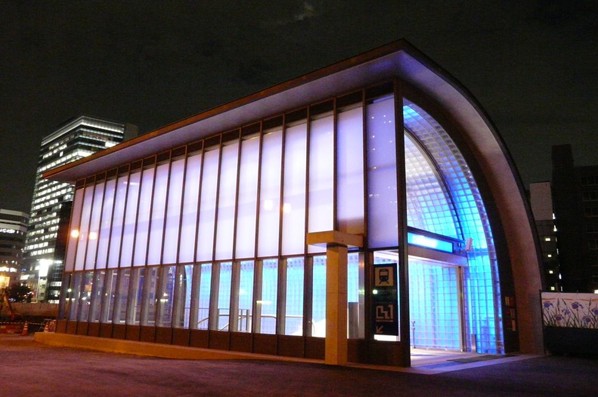 なにわ橋駅出入口夜間景色十分值得欣賞。(圖片來源／obayashi)