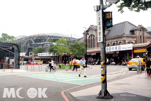 台中火車站與新的高架站體。(攝影／MOOK景點家張盈盈)