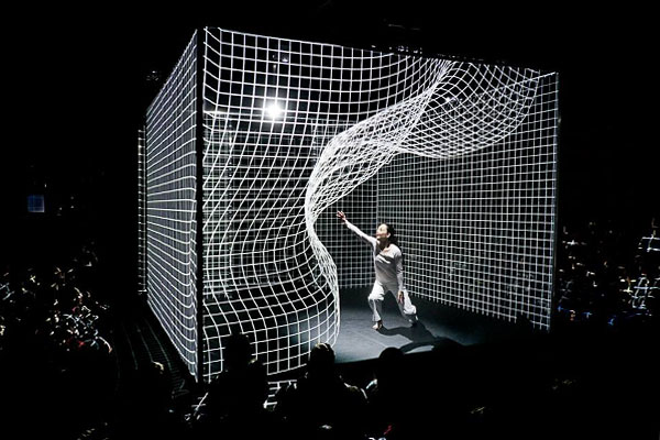 來自法國的Adrien M & Claire B團隊，以新媒體藝術手法呈現光影與舞姿相乘的奇幻變化。（圖片來源／白晝之夜）
