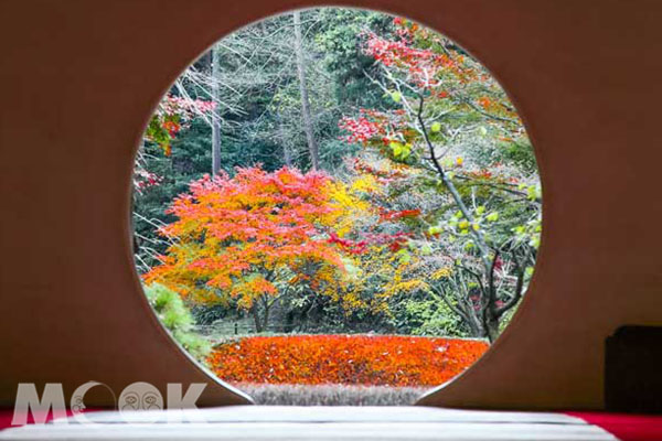 院內最著名的滿月圓窗可欣賞到秋季美麗的紅葉。（圖片提供／樂天旅遊）