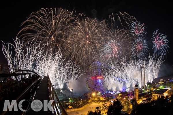 劍湖山世界夜間施放520秒大型環場煙火，現場效果震撼。(圖片提供/劍湖山世界主題樂園)