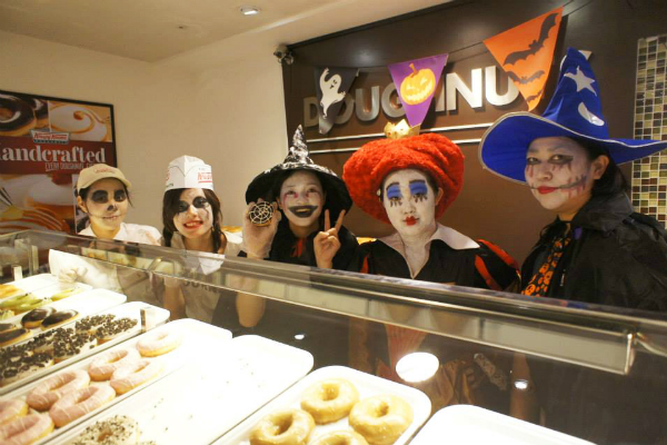 萬聖節當天Krispy Kreme門市將有變裝活動。（圖片來源／Krispy Kreme)