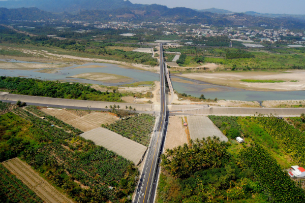 旗山著名景點溪洲大橋。（圖片來源／高雄市政府)