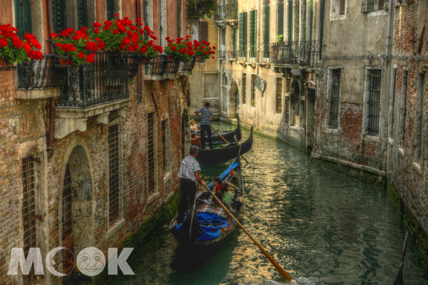 義大利浪漫美景讓彼此感情加溫。(圖片提供／金展旅行社)
