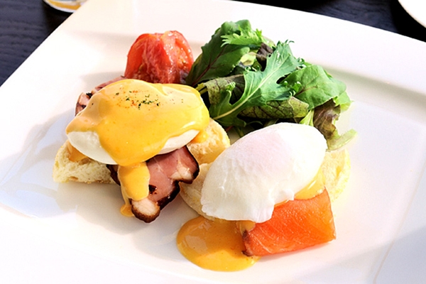 東京都THE GATE HOTEL雷門飯店得獎早餐是時髦的元祖咖哩班尼迪克蛋。（圖片來源／THE GATE HOTEL雷門飯店）