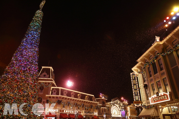 總高18米的LED聖誕樹聳立在美國小鎮大街上，樂園會於活動期間每晚進行「夢想成真聖誕樹亮燈禮」。（圖片提供／香港迪士尼樂園）