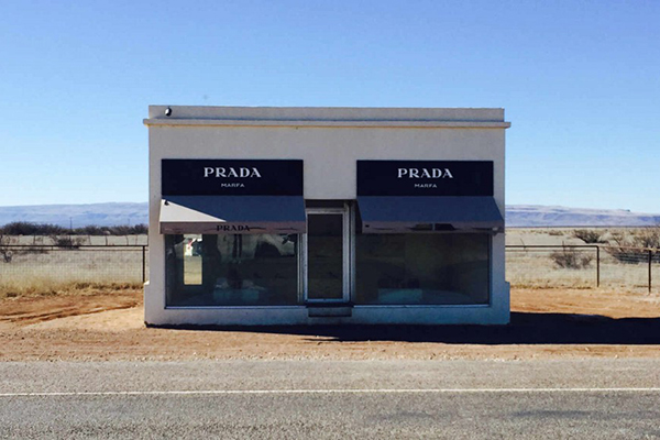 在馬爾法沙漠小鎮中的PRADA店 (圖片來源／All Roads North)
