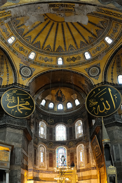 聖索菲亞大教堂內景一隅 伊斯蘭書法 (圖片來源／Wikipedia)
