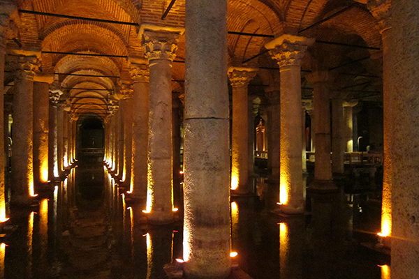 366條石柱的地下水宮殿 (圖片來源／Wikipedia)