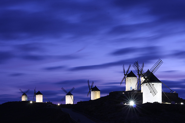 令人驚嘆的西班牙風車城 (圖片來源／Wikipedia)