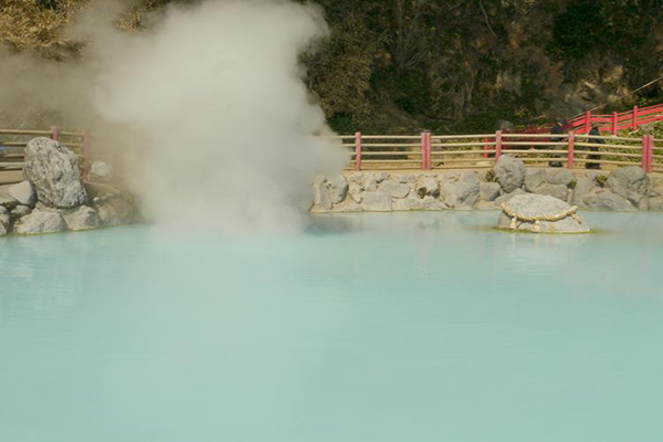 藍色及乳白色熱泥的爐灶泉 (圖片來源／九州觀光推進機構)