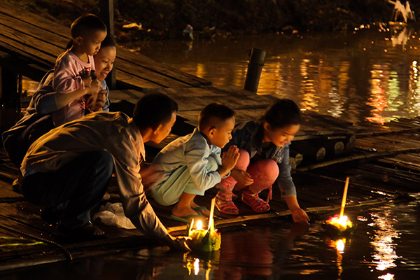 泰國重要節日 水燈節 (圖片來源／Wikipedia)